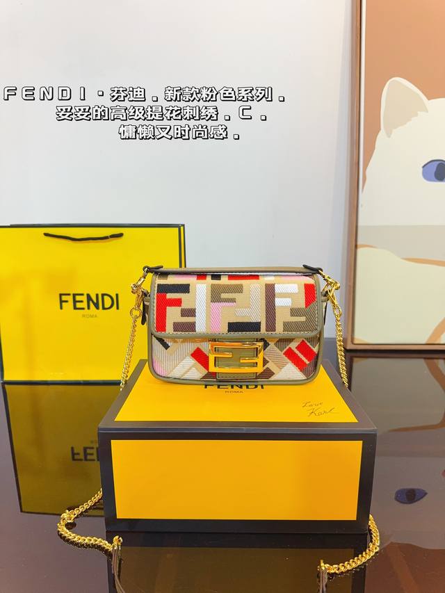 配礼盒 Fendi 芬迪 新品全幅饰 可手提斜挎包，Ss23Fendi Baguette强势回归，标志性的baguette手袋采用翻盖设计，配有ff磁扣开合。配 - 点击图像关闭