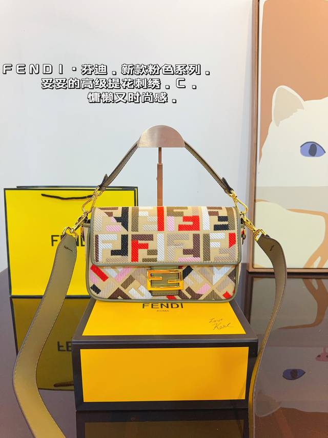 配礼盒 Fendi 芬迪 新品全幅饰 可手提斜挎包，Ss23Fendi Baguette强势回归，标志性的baguette手袋采用翻盖设计，配有ff磁扣开合。配