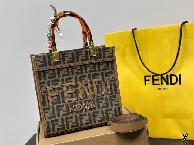 尺寸：小号26*22Cmf家 Fendi Peekabo 购物袋经典的tote造型！但是这款最大的特点：手提腋下！