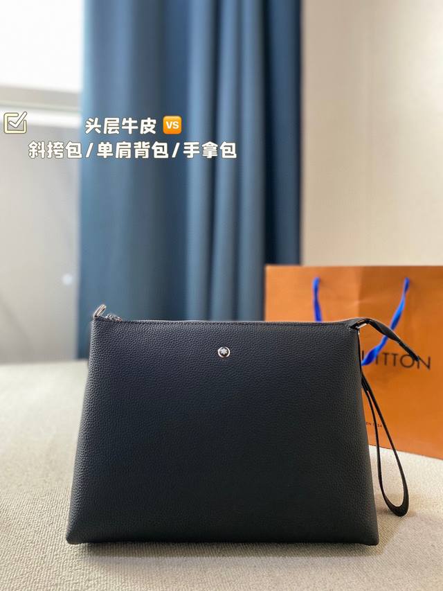 Montblanc 万宝龙配礼盒材质：头层牛皮用途：斜挎包 单肩背包 手拿包规格：29×20×3Cm整包采用进口意大利头层摔纹牛皮，结实耐用，皮质硬度偏中性，很