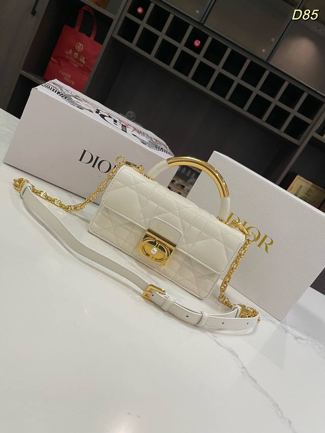 折叠礼盒飞机盒size：19*12Cm迪奥ange Bog手袋包dior Ange Bag 手袋，这款颜值真的好看爆！拿手上那种厚重的千金感一秒沦陷超大的cd