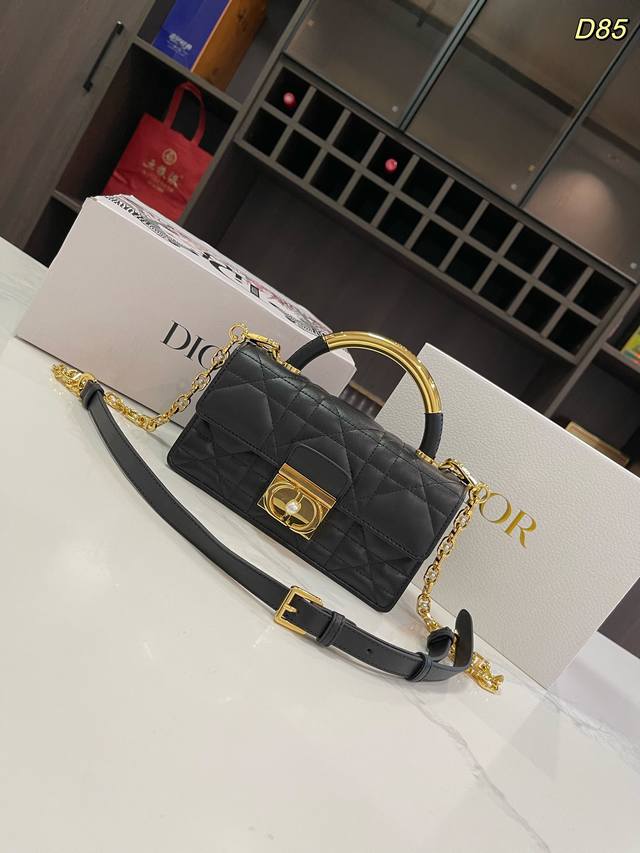 折叠礼盒飞机盒size：19*12Cm迪奥ange Bog手袋包dior Ange Bag 手袋，这款颜值真的好看爆！拿手上那种厚重的千金感一秒沦陷超大的cd