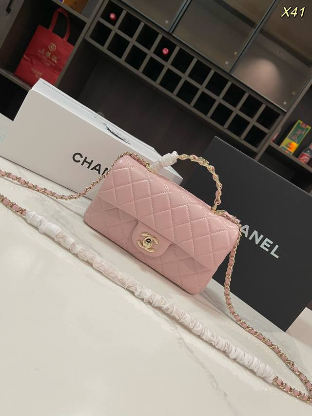 折叠礼盒飞机盒size：20*15Cmchanel 香奈儿 24K 手柄大mini Handle这季手柄跟以往不一样，金属装饰是加分项，更加精致复古，容量一如既