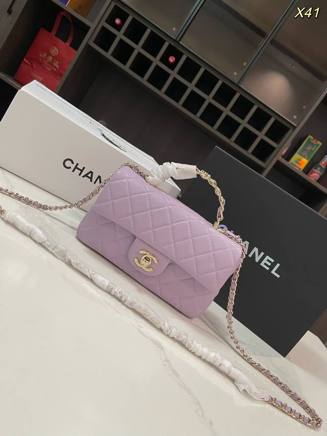 折叠礼盒飞机盒size：20*15Cmchanel 香奈儿 24K 手柄大mini Handle这季手柄跟以往不一样，金属装饰是加分项，更加精致复古，容量一如既