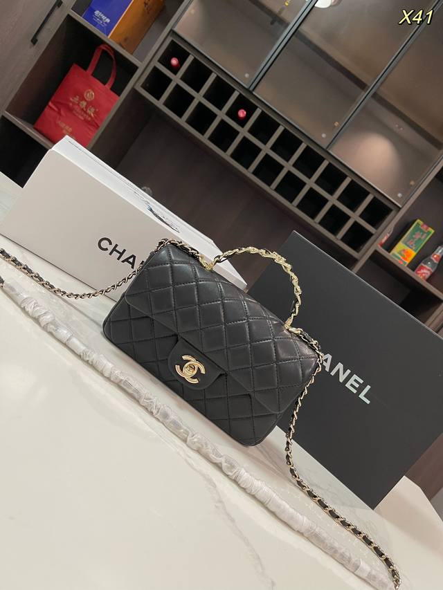 折叠礼盒飞机盒size：20*15Cmchanel 香奈儿 24K 手柄大mini Handle这季手柄跟以往不一样，金属装饰是加分项，更加精致复古，容量一如既