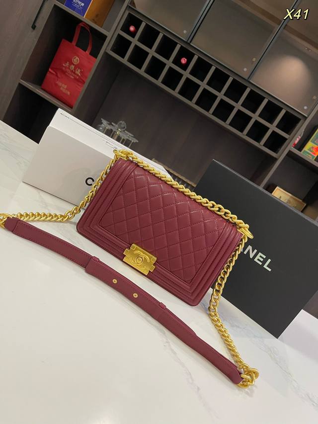 折叠礼盒飞机盒size：25*14Cm香奈儿 Chanel Leboy经典辣妈包上新 这个太美啦简直原版五金真是美呆啦独家首发.小香肩背斜挎款.原版品质.整体效