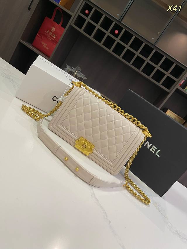 折叠礼盒飞机盒size：25*14Cm香奈儿 Chanel Leboy经典辣妈包上新 这个太美啦简直原版五金真是美呆啦独家首发.小香肩背斜挎款.原版品质.整体效