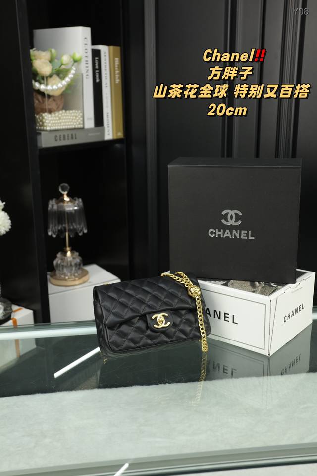 配全套礼盒香奈儿chanel 山茶花球方胖子就像 Chanel 以优雅、自我在时装界占据着几乎无法撼动的地位一样，可以称的上是经典了 Chanel 标志性的萎格