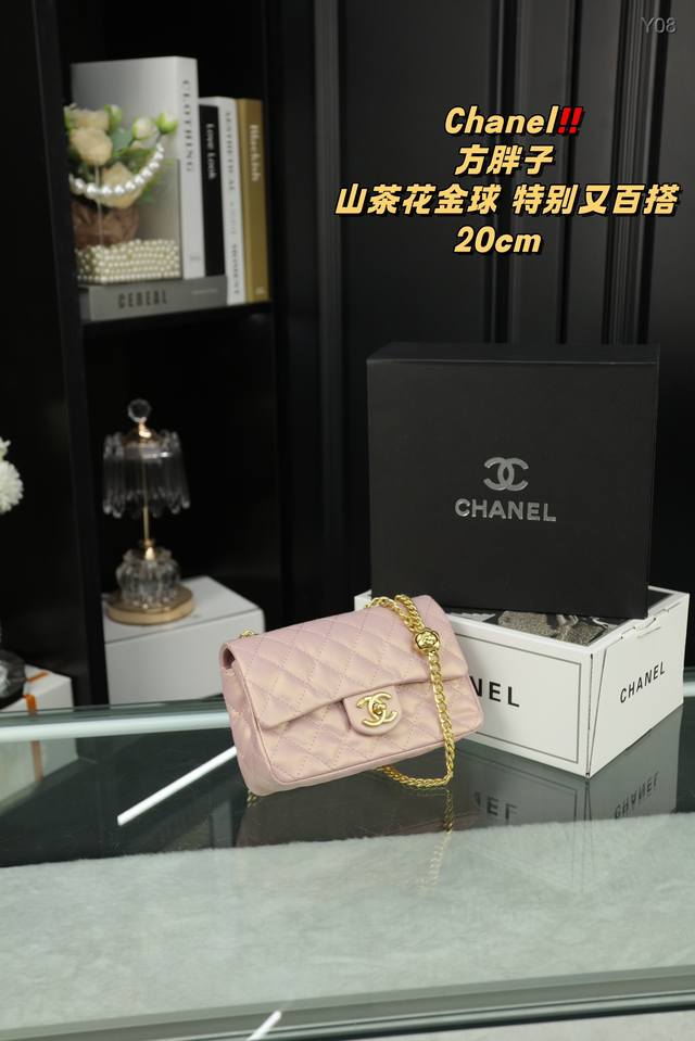 配全套礼盒香奈儿chanel 山茶花球方胖子就像 Chanel 以优雅、自我在时装界占据着几乎无法撼动的地位一样，可以称的上是经典了 Chanel 标志性的萎格