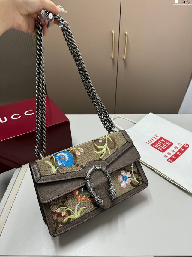 Gucci酷奇刺绣酒神链条包上新gucci 万年酒神蛇头包 人手必备完美驾驭你衣橱里所有的美衣 超好搭配 L-139尺寸25.8.15 折叠盒