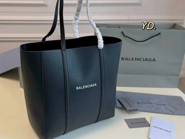 折叠盒 Size:31×32Balenciaga 巴黎世家新款托特包皮质柔软，简约大方，手感超赞简约的字母，容量足日常～随性中带着一点收敛感，超级推荐