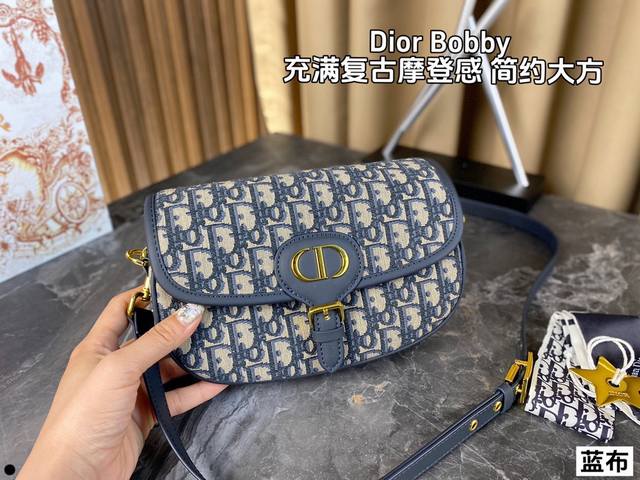 配折叠盒dior Bobby East West最新腋下包 将复古和飒爽结合的半月波比包 流畅又高级 还赋有时尚减龄小心机 展现了女性的优雅自信 正面的皮带搭扣