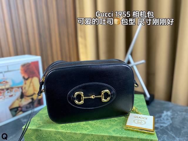 配全套包装gucci Horsebit 1955相机包经典马衔扣、复古的造型随意搭配不出错 肩带可斜挎 针扣长短调整 容量也满足日常的需要~很轻便 别致优雅 男