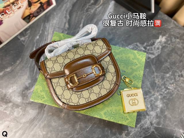 配全套包装gucci Horsebit1955系列在全新系列中以迷你版半圆呈现，提供更多百搭实用性~这款肩背包以经典双g面料匠心打造，翻盖开合和可调节肩带令整个