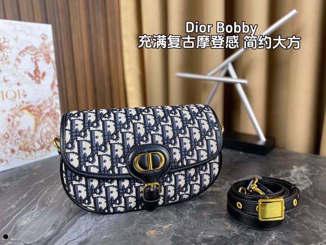 配折叠盒dior Bobby East West最新腋下包 将复古和飒爽结合的半月波比包 流畅又高级 还赋有时尚减龄小心机 展现了女性的优雅自信 正面的皮带搭扣