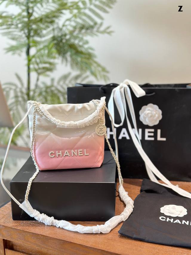 Chanel24 心动▼单品chanel还是的 24S 22Bag Mini粉白渐变太美了，草莓梅奶昔不是白叫的，是很淡淡的粉色，少女感爆棚~Chanel 24