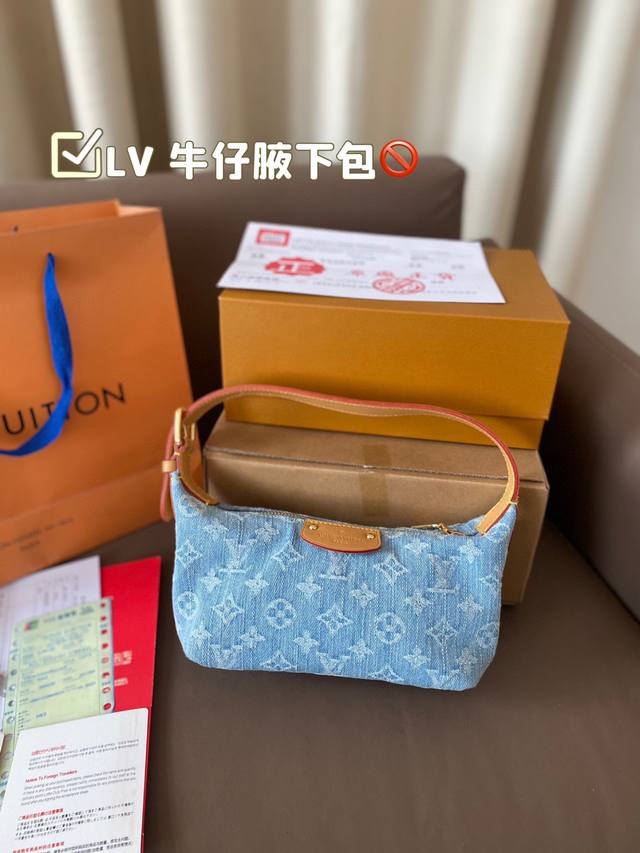 Lv Sunset牛仔腋下包真的好随性，布料柔软随意，更好搭。颜色也没有那么刻意，非常自然的水洗牛仔，真的是一眼爱上。别看小小的，容量可是足足的！尺寸：19*1