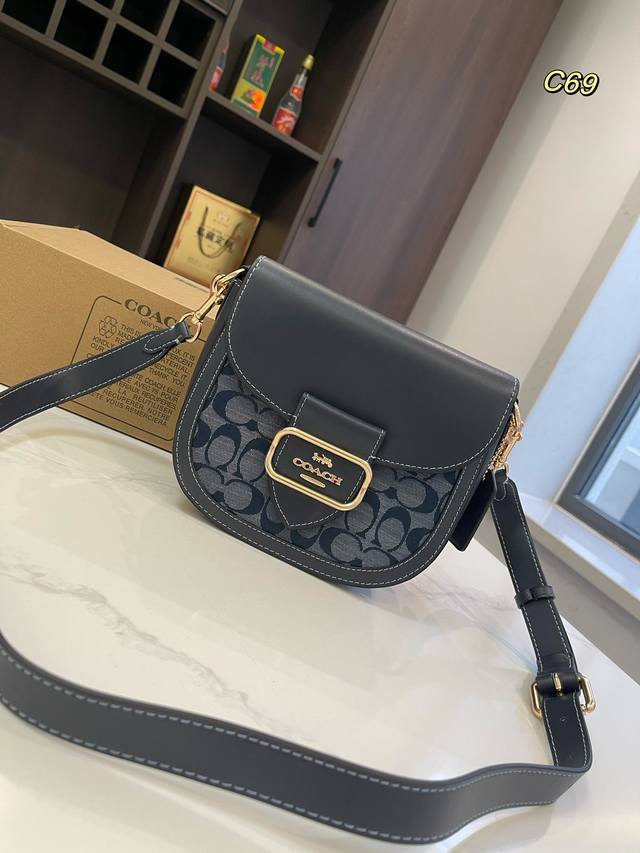 飞机盒size：19*14Cm蔻驰 Coach Morgan 马鞍包 新品重磅推出morgan这次分享一下morgan家族的其他成员。。 Saddle Bag就