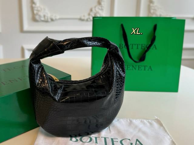 配盒 Bottega Veneta Bv新款jodie手提袋size:25×16包身轻，容量超百搭好看不过时~实物上身效果超绝！！！！