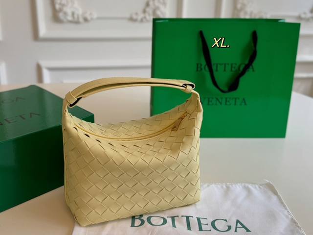 配盒 Bottega Veneta Bv新款饭盒包 Size:20×15线条简洁，包身柔软采用编织设计很有辨识度！！！百搭好看不过时~