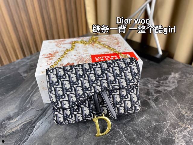 配盒很难不爱的dior Woc链条包时髦与实用性兼具 经典老花 Oblique图案搭配马鞍设计 甜妹，酷妹都可以驾驭它的颜值真的是没话说nice~ 尺寸：22*