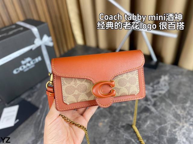 配折叠盒coach Tabby 酒神 带有经典标志五金件 其尺寸可妥善存放现金、卡片和一部手机 还配备一个外置插袋 可轻松存取日常物品 全面通用的设计即可作为腕