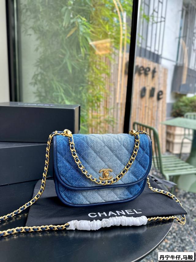 原版丹宁 配礼盒香奈儿chanel 24Ss新款 水洗口盖包马鞍包独特做旧渐变牛仔面料展现不羁潇洒的时尚态度啦~22Baghobo 小马鞍～每一款包包都超级吸引