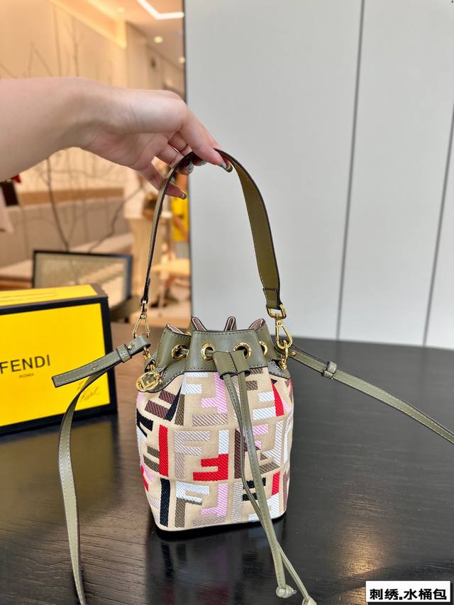 折叠盒｜Fendi Mon Tresor提花刺绣logo 拼色小号水桶手袋2022年米兰时装周街拍中，潮人们背的最多的包包大概就是fendi芬迪的这款水桶包了。