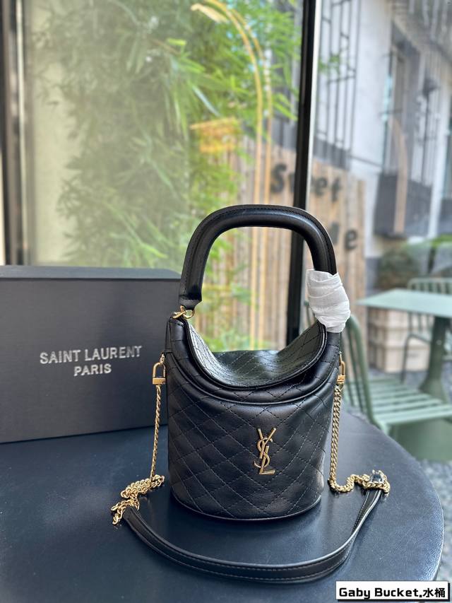 配礼盒圣罗兰ysl 看到24款gaby Bucket薯条包走不动道了刚买完ysl小水桶，这会又看到这只翻盖手提水桶 Gabybucket,真的是见一个爱一个顶部