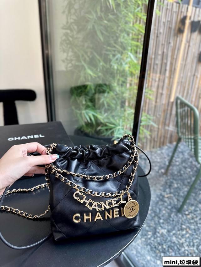 折叠盒香奈儿迷你 水钻logo链条包chanel22Bag Mini垃圾袋真的太美啦 高级的情冷感扑面而来超级酷 可盐可甜 给你淡淡的清新 日常出街首选 尺寸：