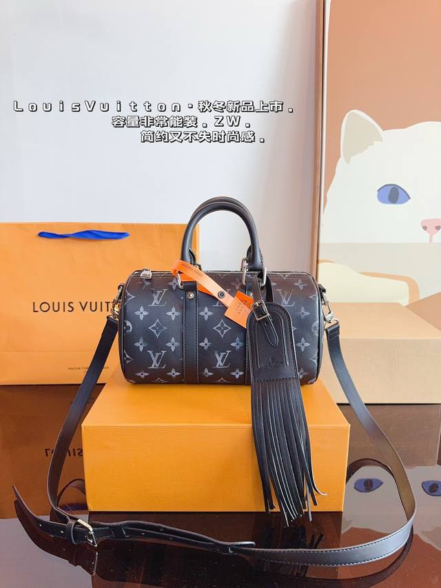 配礼盒.Lv Speedy Nano 枕头包 这款retiro 手袋以标志性的lv老花面料制成，搭配奢华的变色牛皮饰边，经典永恒。优雅低调的外形设计和宽敞的包