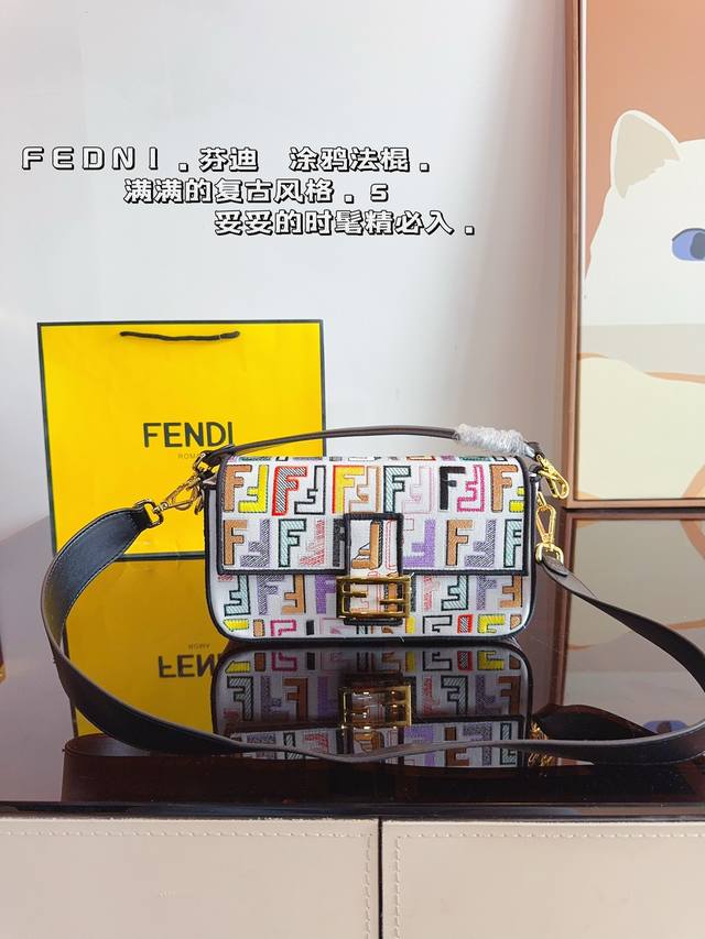 配礼盒 Fendi 芬迪 新品全幅饰 可手提斜挎包，Ss23Fendi Baguette强势回归，标志性的baguette手袋采用翻盖设计，配有ff磁扣开合。配