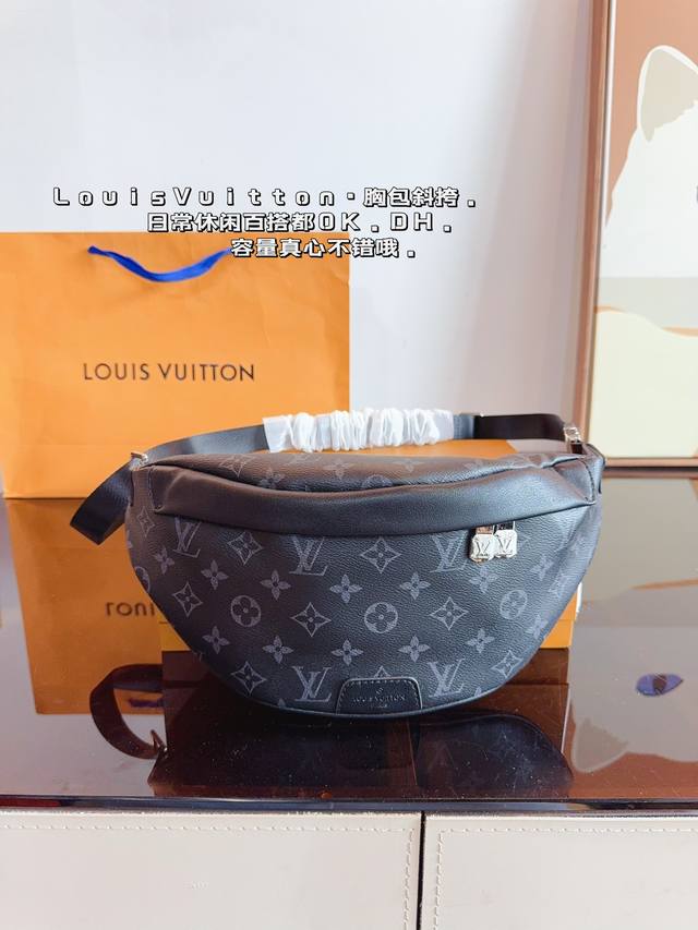 配礼盒 Lv 路易威登 胸包送男朋友专属酷酷酷此款discovery腰包由monogram Eclipse帆布制成,兼具休闲时尚气质与现代功能性。造型符合人体工