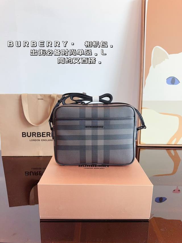 配礼盒.巴宝莉 Burberry 尼龙相机包百搭到没朋友 就是酷时尚感超强 辦识度很高材质超轻很能装，上身也帅气尺寸：25*5*18Cm