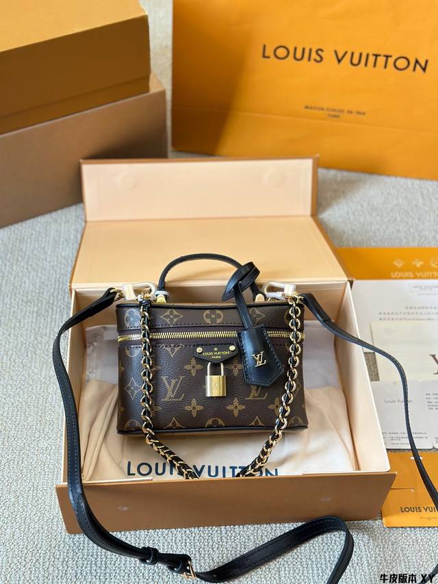 牛皮版本 Lv 2024 Vanity Chain Pouch 手袋 包包vanity Chain Pouch 手袋以经典化妆箱为灵感，同样采用 Monogra