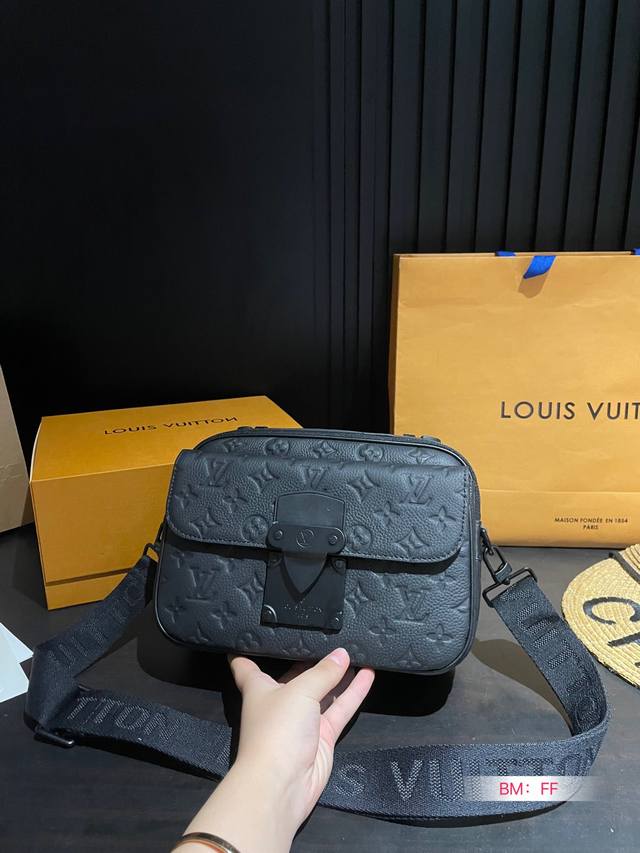 配折叠礼盒 顶级原单 M45806 S Lock 邮差包由 Monogram Macassar 帆布制成，全新锁扣以 Georges Vuitton 于 188