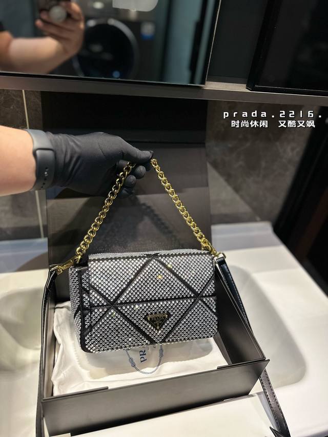 Prada 普拉达新款水钻链条斜挎包。水钻镶嵌十菱形格设计搭配上金色的链条，高贵又时尚真的不要太美，大牌范儿十足 Size:19×14