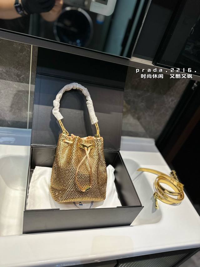 Prada 普拉达新品 闪闪水钻 满钻包 哇味咔！整个包都是闪钻镶嵌成的水钻prada包包 在灯光下blingbling的闪。尺寸：15 19 - 点击图像关闭