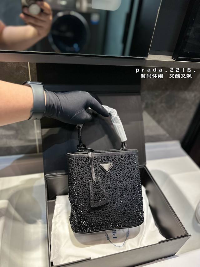 礼盒包装 Prada 普拉达新品 闪闪水钻 满钻托特包哇咔咔！整个包都是闪钻镶嵌成的水钻prada Hobo包包 在灯光下blingbling的闪。尺寸：18