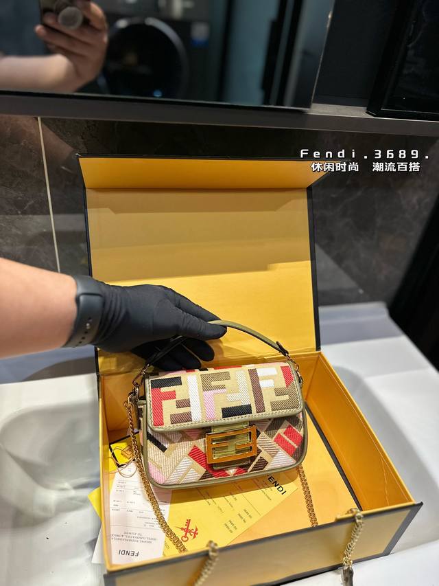 礼盒包装 Fendi7夕节限定包款fendi Vintage法棍包 2024年米兰时装周街拍中，潮人们背的最多的包包大概就是fendi芬迪的这款腋下包了 经典布