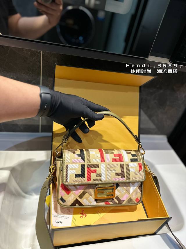 礼盒包装 Fendi7夕节限定包款fendi Vintage法棍包 2024年米兰时装周街拍中，潮人们背的最多的包包大概就是fendi芬迪的这款腋下包了 经典布