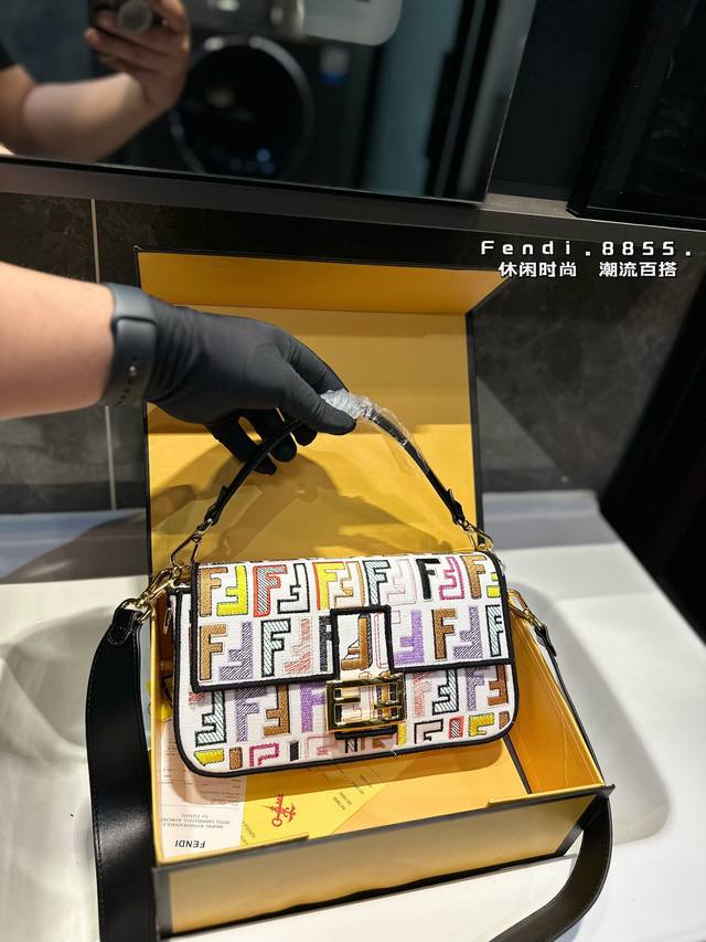 折叠礼盒 Fendi Vintage法棍包2023年米兰时装周街拍中，潮人们背的最多的包包大概就是fendi芬迪的这款腋下包了 经典布料 有种慵慵懒懒的街头风。