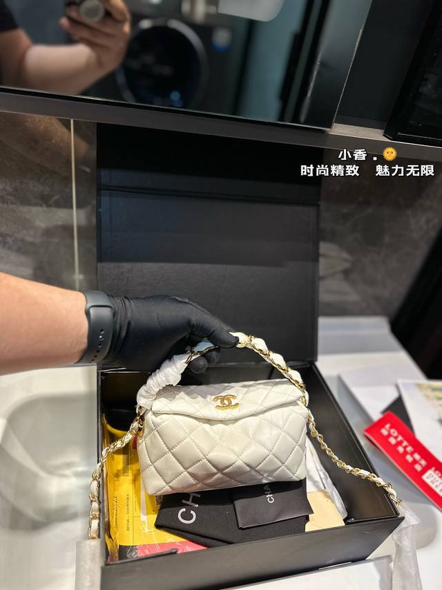 Chanel Hobo饭盒包超软糯的手感，一触摸到就被萌化了包身轻盈，设计巧妙，可以手拿、单肩、斜挎看着不大的包包其实能装很多东西可以放下手机國 并且还有很多余