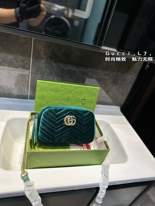 Gucci 丝绒系列菱格相机包 #精致女神推荐入手呦 美貌与实用并存 近年超盛行而这款做的超级棒 百搭休闲，职业，萌新等多种风格 内里隔层方便收纳 挎背休闲洋气