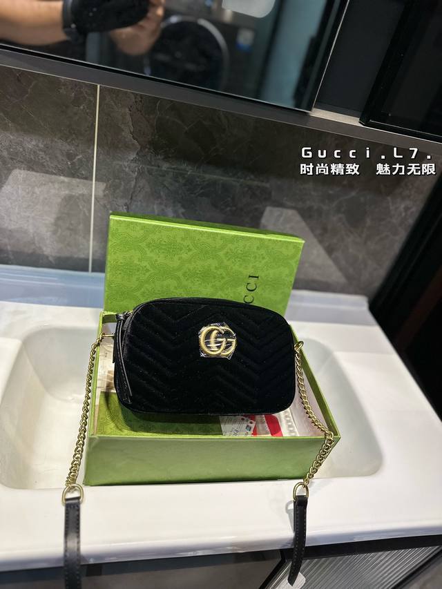 Gucci 丝绒系列菱格相机包 #精致女神推荐入手呦 美貌与实用并存 近年超盛行而这款做的超级棒 百搭休闲，职业，萌新等多种风格 内里隔层方便收纳 挎背休闲洋气