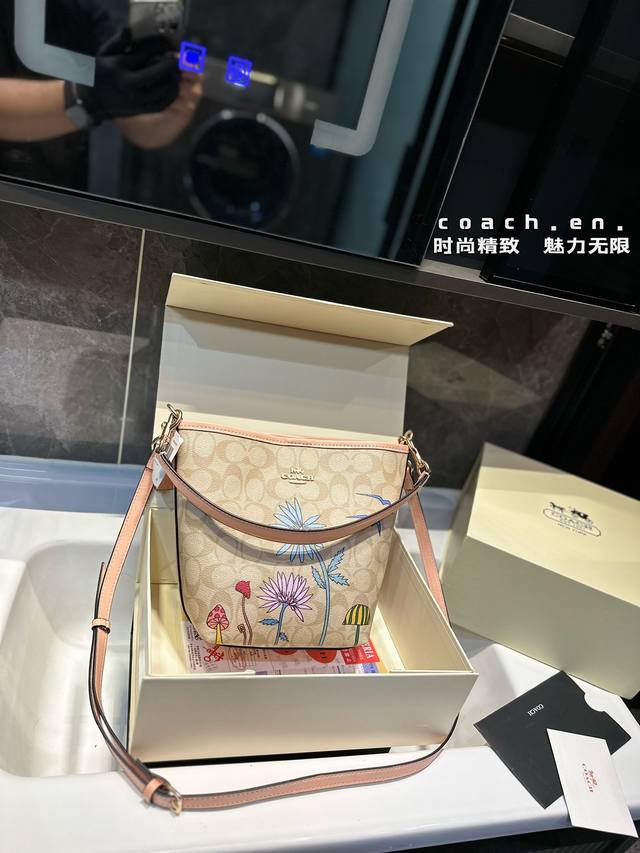 Coach City水桶 流浪包奶茶色超级巴适的尺寸，手提 腋下 单肩斜挎都适配！最最最喜欢奶茶色老花，当然了，黑棕和另外配色也很好搭配尺寸18*21Cm，