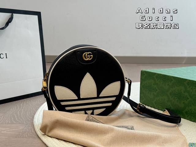 Adidas&Gucci酷奇阿迪达斯联名款圆饼包酷奇的复古印花阿迪的运动风复古中又充满了活力～尺寸19 19 - 点击图像关闭