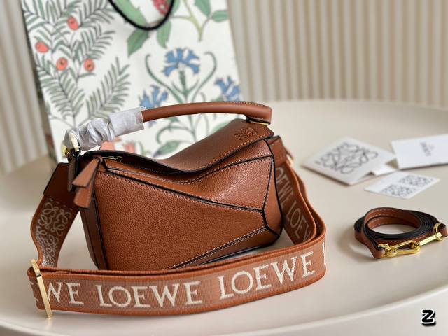 配盒罗意威loewe Puzzle从此多一只 Bag 罗家几何包家族的包粉们肯定都乐开了花，经典几何包又要凭借迷你包大肆吸粉啦！这次我们来种草这款包 看看是否值