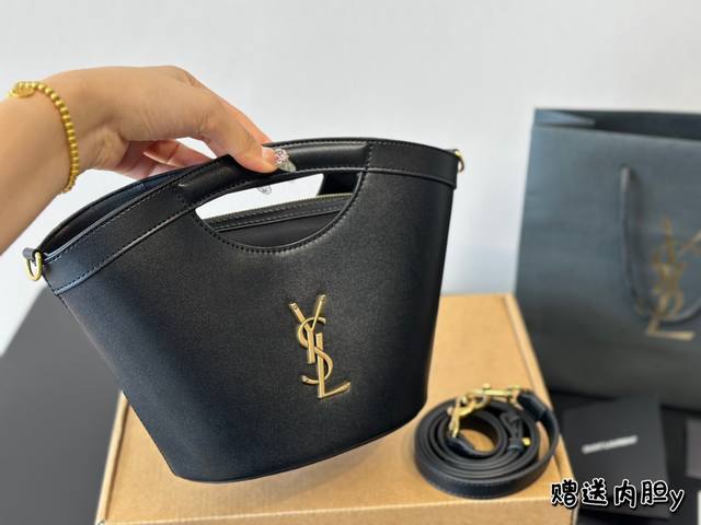 折叠盒ysl Leather最新光滑皮革托特包造型托特包，全皮革内衬设计，饰以le Cassandre.这款现代单品可作为手提包携带，也可搭配可拆卸肩带肩背携带