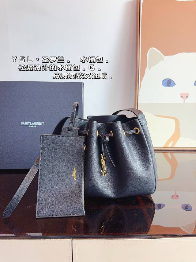 配礼盒.圣罗兰 Ysl Bea抽口水桶包质感很高级容量超级大也很耐用日常出街背它回头率百分百就是这种随性慵懒感尺寸：30*6*24Cm